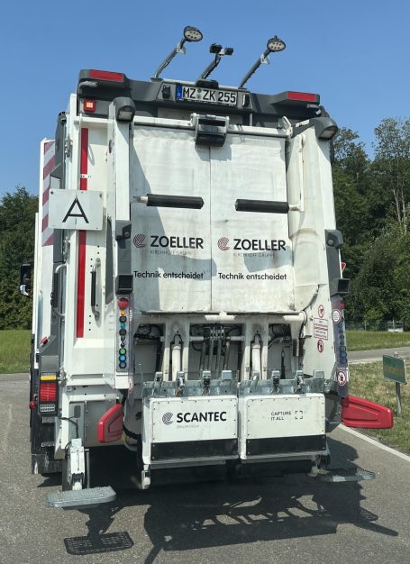 Schüttung eines Müllfahrzeugs mit Kontrolltechnik